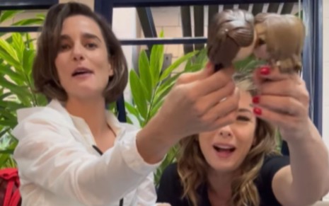 Priscila Sztejnman e Regiane Alves brincam com bonecas em vídeo publicado no Instagram; bonecas aparecem juntas, como se estivessem se beijando
