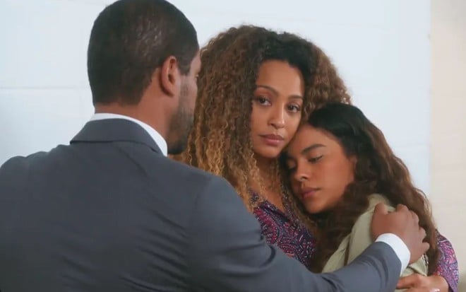 De costas na imagem, Ben (Samuel de Assis) acolhe Sol (Sheron Menezzes) e Jenifer (Bella Campos) em cena de Vai na Fé