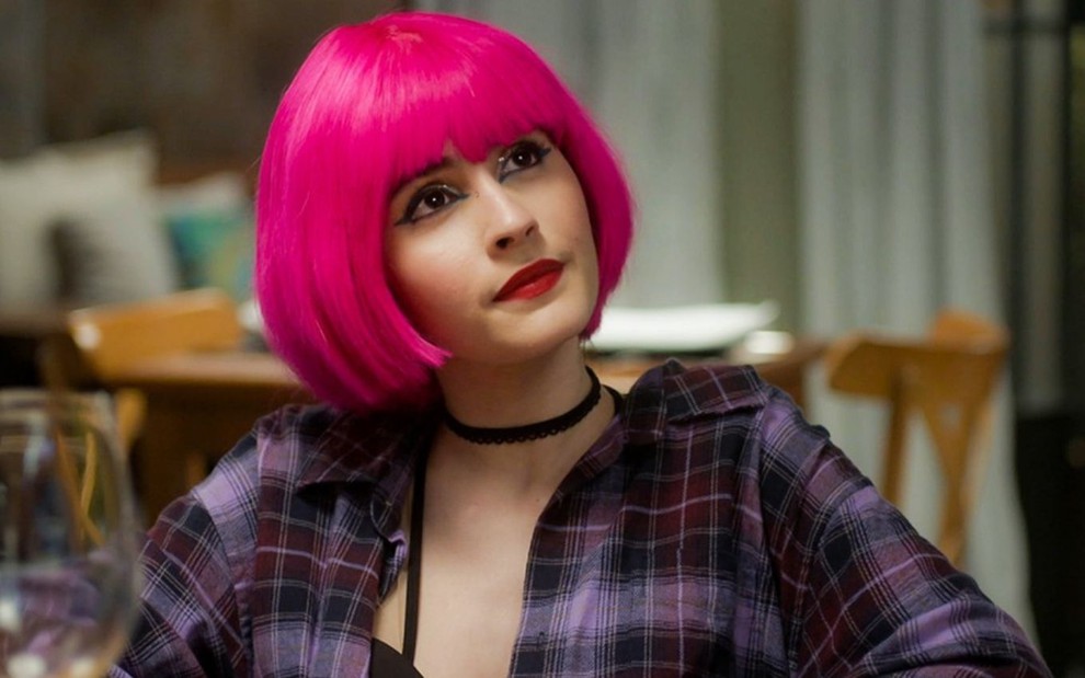 Valentina Herszage usa uma peruca rosa em cena como Flávia na novela Quanto Mais Vida, Melhor!