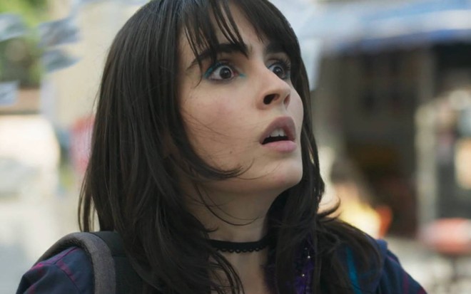 Atriz Valentina Herszage olha para cima com cara de choque em cena de Quanto Mais Vida, Melhor