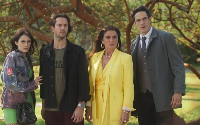 Flávia (Valentina Herszage), Neném (Vladimir Brichta), Paula (Giovanna Antonelli) e Guilherme (Mateus Solano) em cena de Quanto Mais Vida, Melhor!