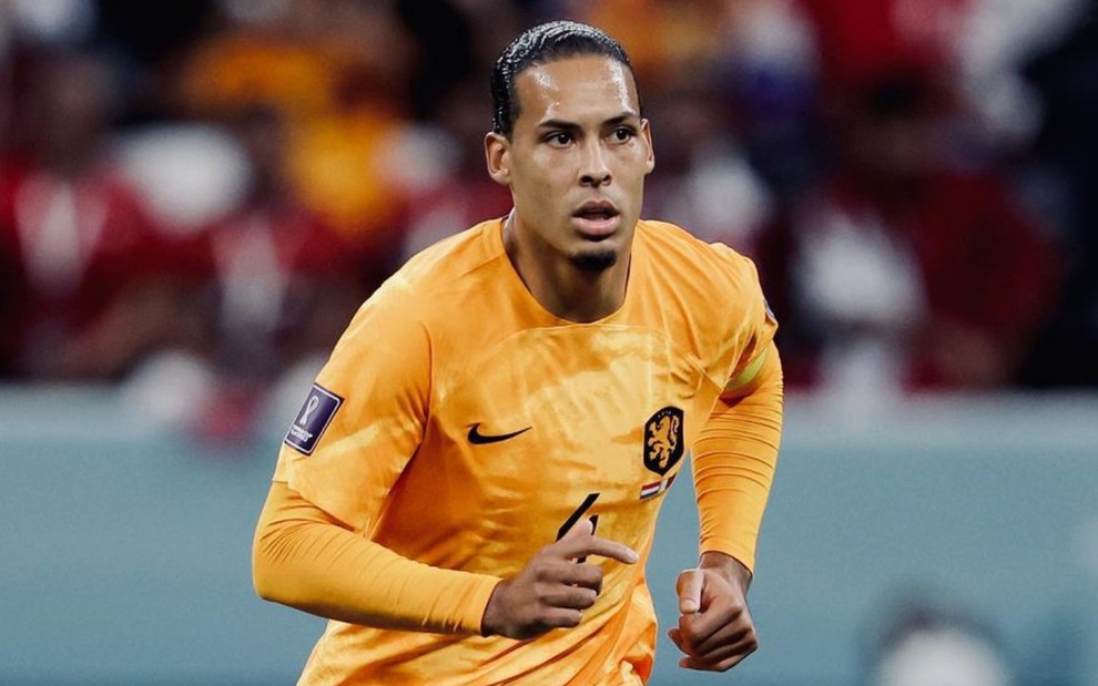 Van Dijk, da Holanda, em campo com uniforme laranja com detalhes pretos