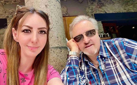 Vanesa de blusa rosa ao lado de Carlos Villagrán, de blusa xadrez em foto do Instagram