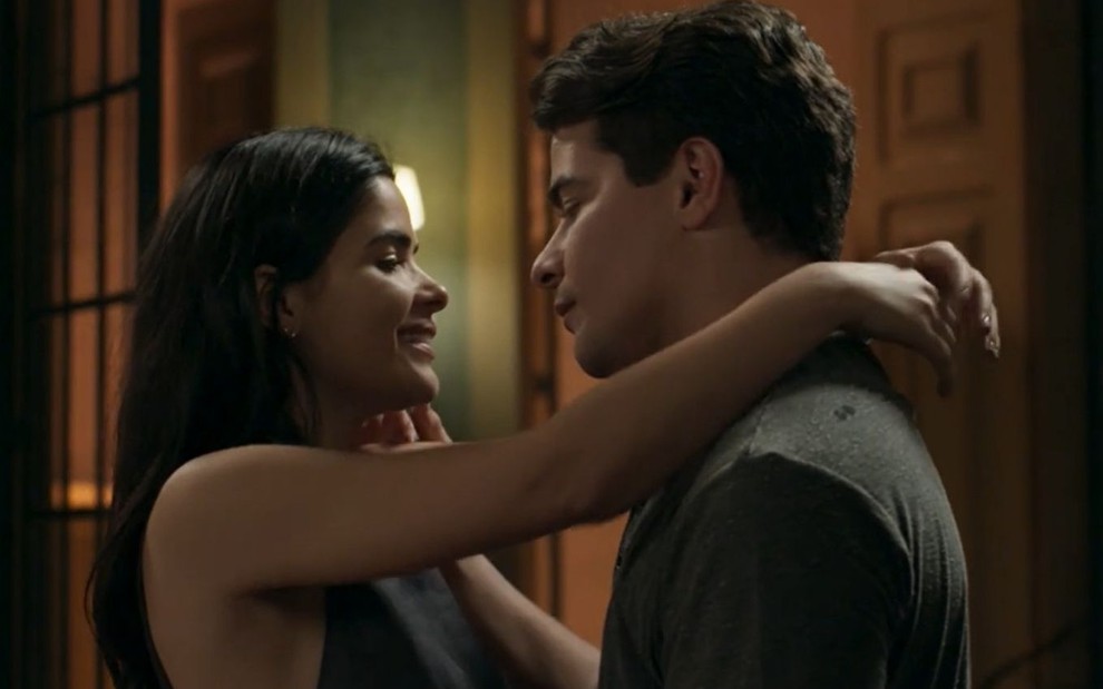 Antônia (Vanessa Giácomo) coloca os braços ao redor do pescoço de Júlio (Thiago Martins) em cena da novela Pega Pega