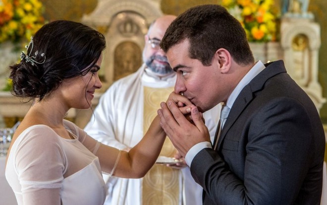 Júlio (Thiago Martins) beija a mão de Antônia (Vanessa Giácomo) em cena de casamento na novela Pega Pega