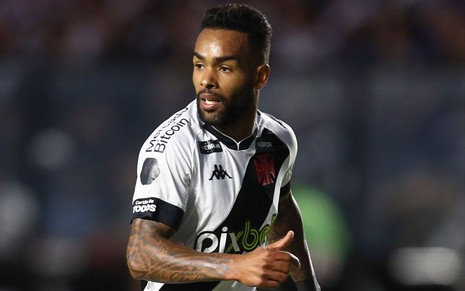 Alex Teixeira, do Vasco, veste uniforme branco com faixa diagonal preta durante partida da equipe