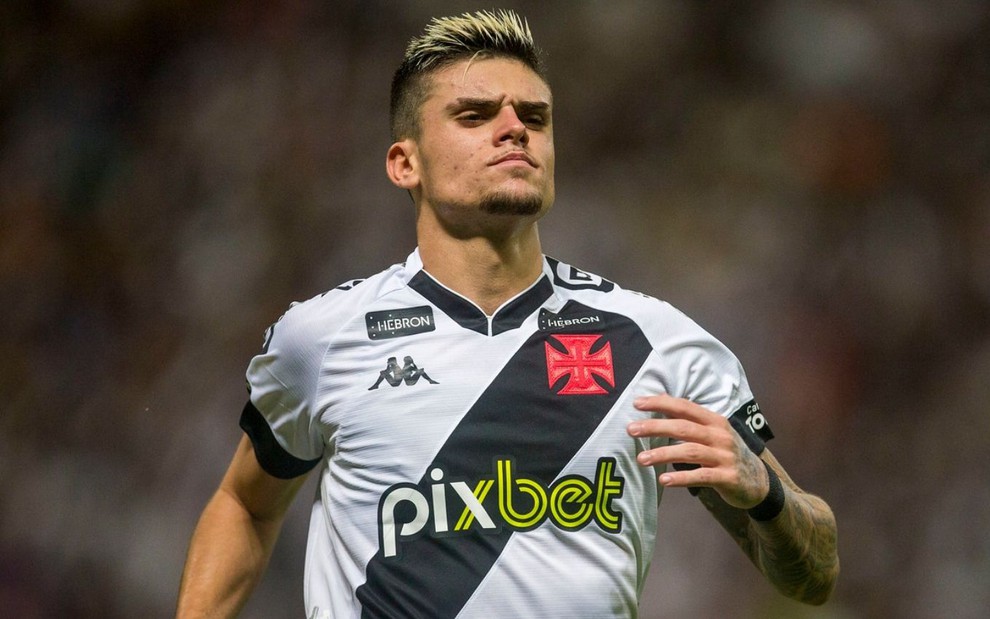 Jogador Gabriel Pec, do Vasco, veste uniforme branco com faixa diagonal preta e escudo vermelho