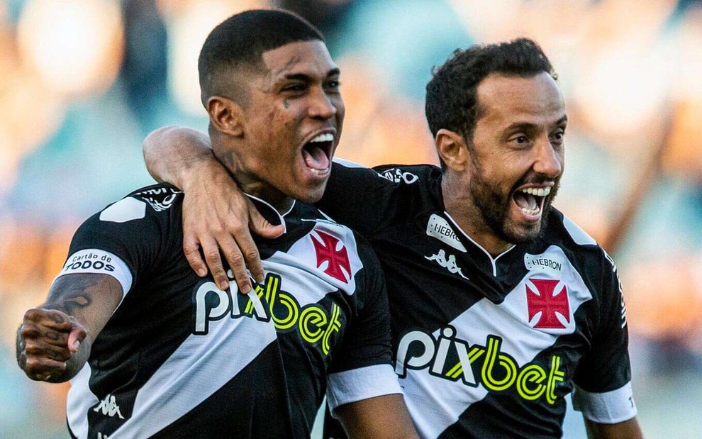 Raniel e Nenê, do Vasco, comemoram gol abraçados e vestem uniforme preto com faixa diagonal branca