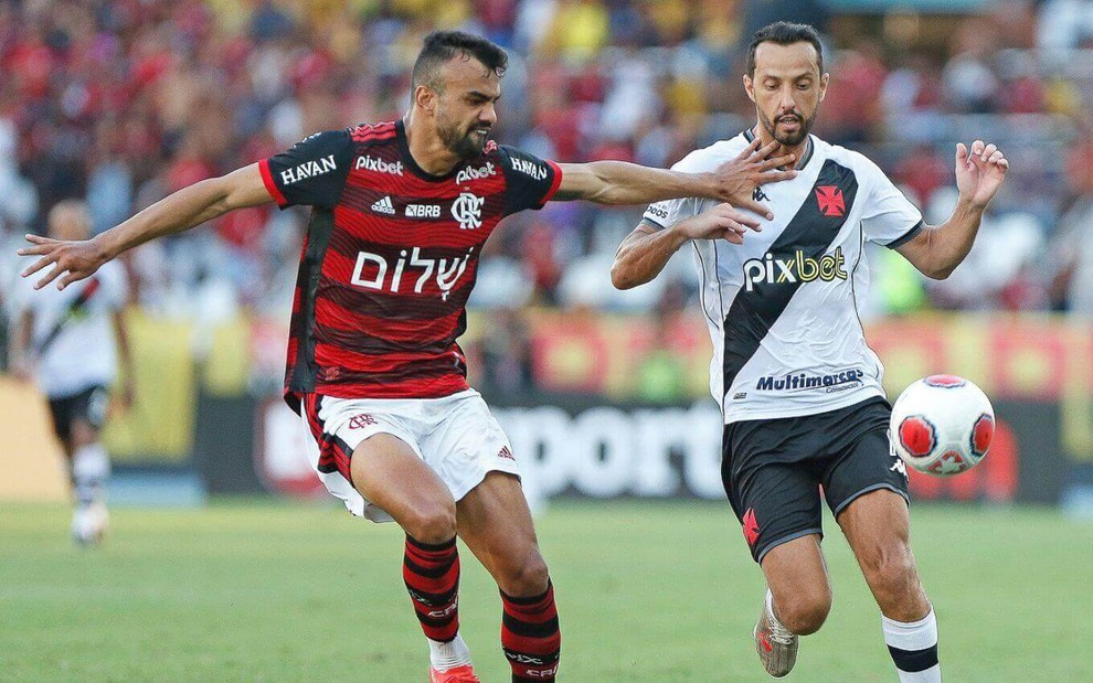Fabrício Bruno, do Flamengo, à esquerda e Nenê do Vasco, à direita, disputam a bola durante clássico
