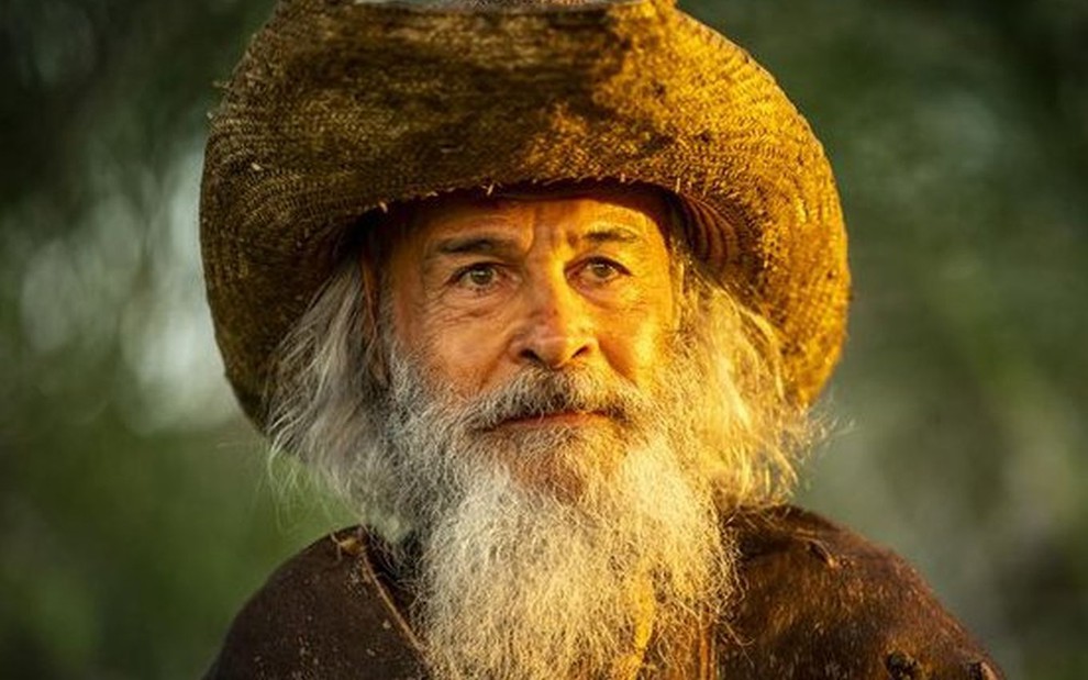 Osmar Prado, como seu personagem em Pantanal, está sorrindo