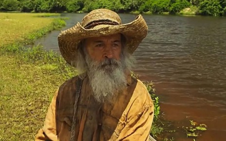 Osmar Prado, como seu personagem em Pantanal, está à beira de um rio