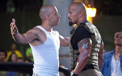 Cena do filme Velozes e Furiosos 5: Operação Rio com os atores Vin Diesel e Dwayne Johnson, o The Rock, se encarando