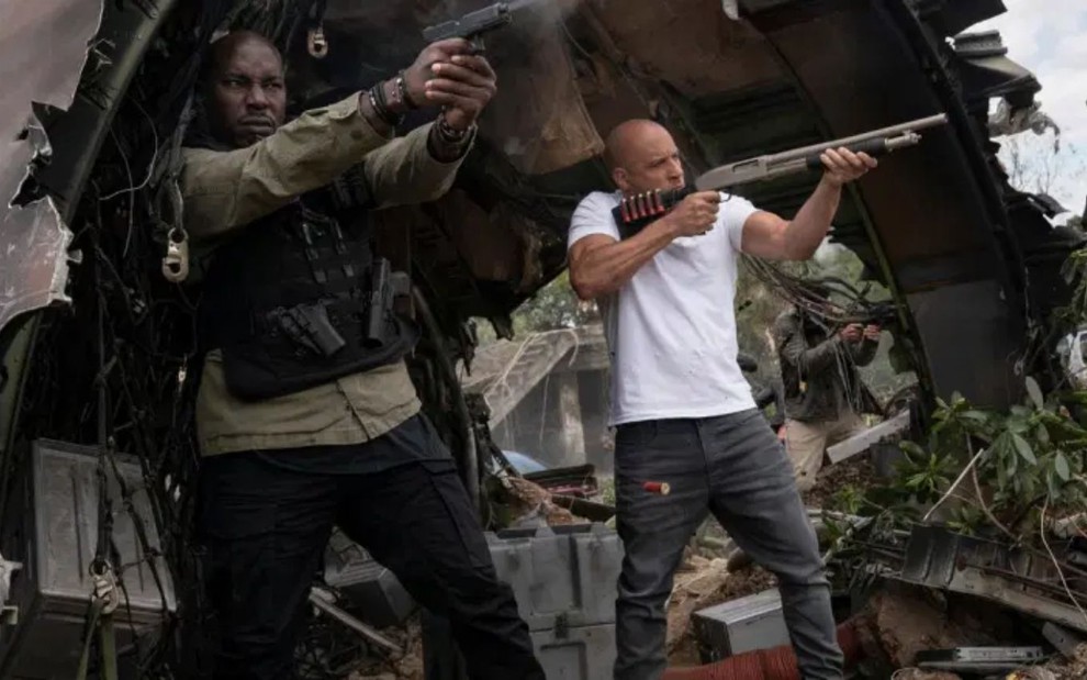 Tyrese Gibson e Vin Diesel apontam armas em cena do filme Velozes & Furiosos 9