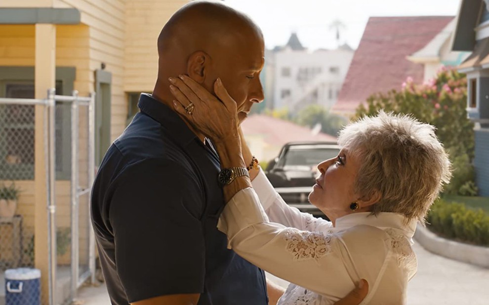 Vin Diesel e Rita Moreno em cena de Velozes & Furiosos 10