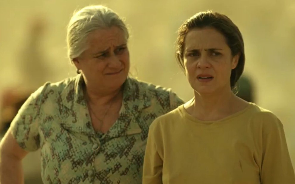 Lucinda (Vera Holtz) está ao lado de Carminha (Adriana Esteves) em cena do último capítulo de Avenida Brasil (2012)