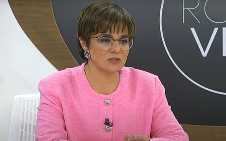 Vera Magalhães usa rosa no comando do Roda Viva, da TV Cultura