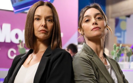 As atrizes Bianca Rinaldi e Juliana Scalch sérias, ombro a ombro, caracterizadas como suas personagens em A Infância de Romeu e Julieta