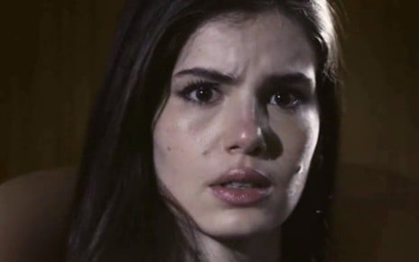 Camila Queiroz com expressão de perplexidade em cena como Angel no final de Verdades Secretas 2