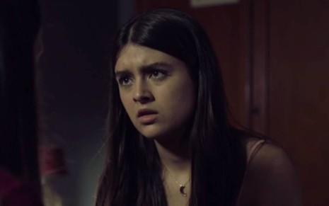 Atriz Júlia Byrro olha para frente com cara séria em cena de Verdades Secretas 2, novela na qual interpreta Lara