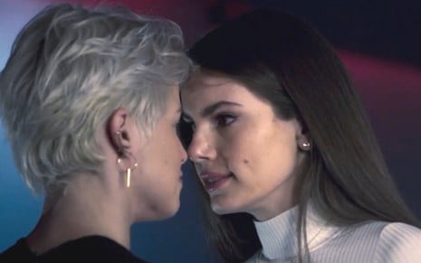 Giovanna (Agatha Moreira) e Angel (Camila Queiroz) se encaram com raiva em cena de Verdades Secretas 2, do Globoplay