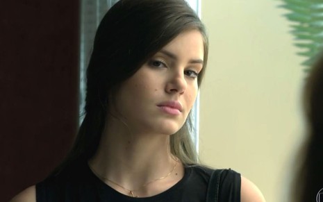 A atriz Camila Queiroz caracterizada como a personagem Angel olha pensativa em cena da novela Verdades Secretas, da Globo