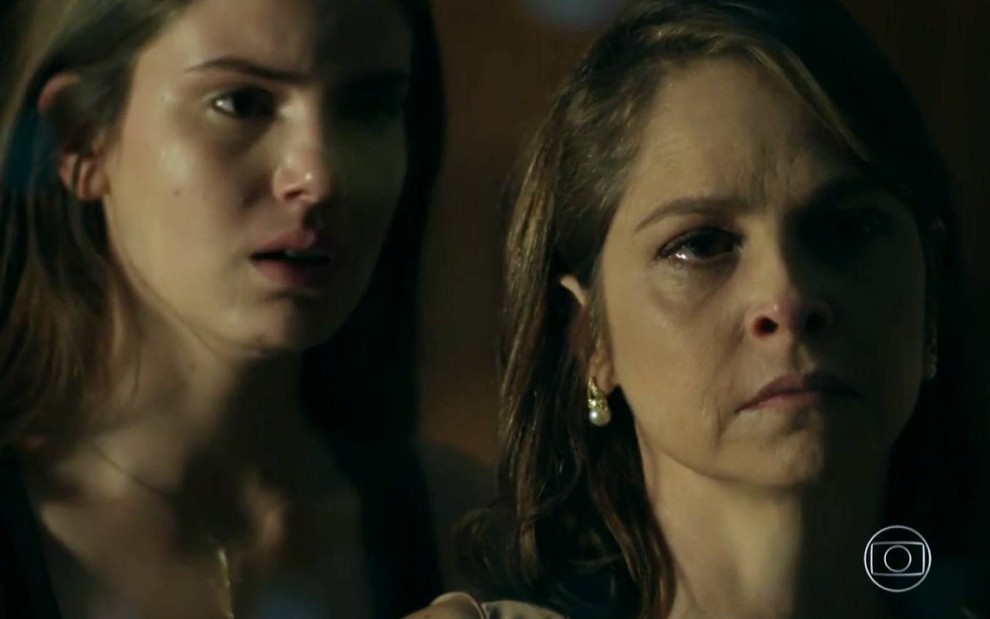 Atriz Camila Queiroz surge ao lado de Drica Moraes, que faz cara de choro em cena de Verdades Secretas 2