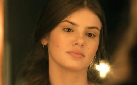 Angel (Camila Queiroz) se olha no espelho em cena de Verdades Secretas, novela da Globo