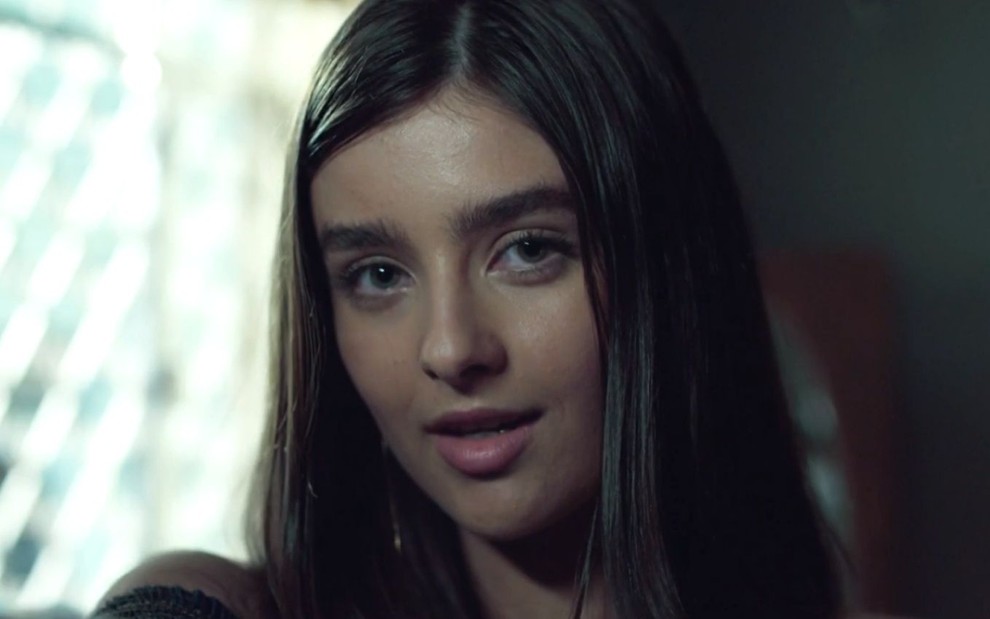 Júlia Byrro em cena de Verdades Secretas 2: atriz está em close e caracterizada como Lara