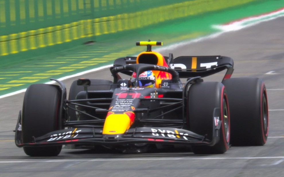 Carro preto e amarelo da Red Bull dirigido por Max Verstappen