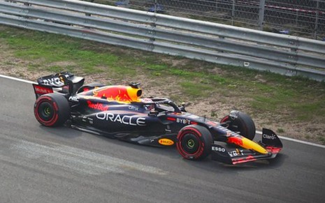 Imagem do carro de Max Verstappen em treino para o GP da Itália