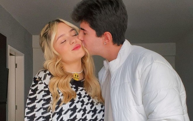 Imagem de Bruno Magri (à dir.) beijando o rosto de Viih Tube (à esq.)