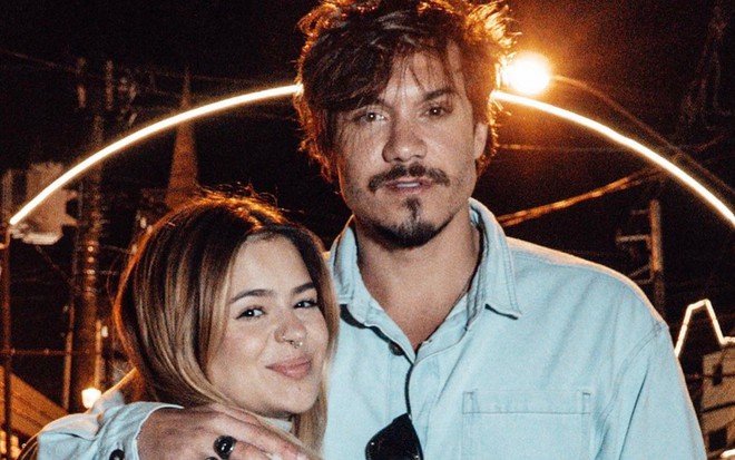 Viih Tube e Eliezer Netto abraçados, lado a lado, em foto tirada à noite