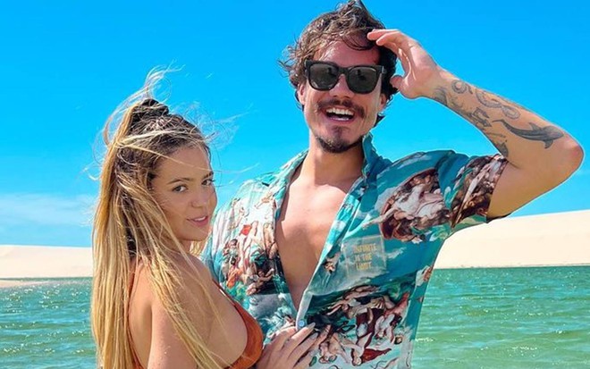 Foto de Viih Tube e Eliezer na praia