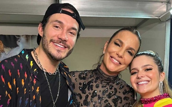 Eliezer Netto, Ivete Sangalo e Viih Tube lado a lado, sorrindo, em foto tirada no camarim da cantora