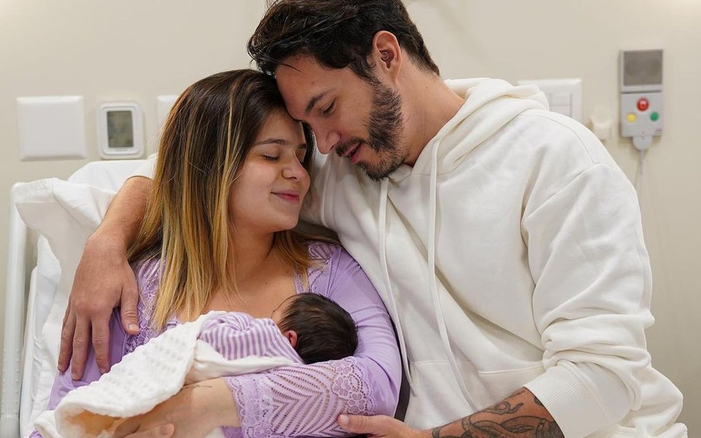 Viih Tube e Elizer com a filha Lua no colo; bebê nasceu no último domingo (9), em São Paulo