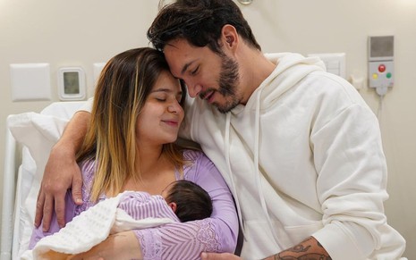 Viih Tube e Eliezer Netto no dia do nascimento de Lua di Felice, abraçados, mãe com a bebê no colo