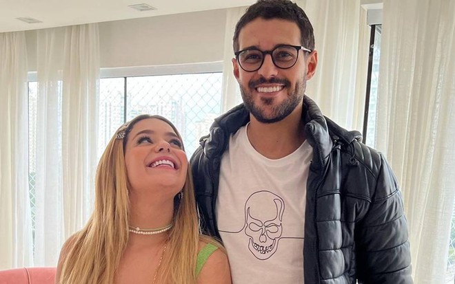 Foto de Viih Tube sorrindo ao lado de Rodrigo Mussi