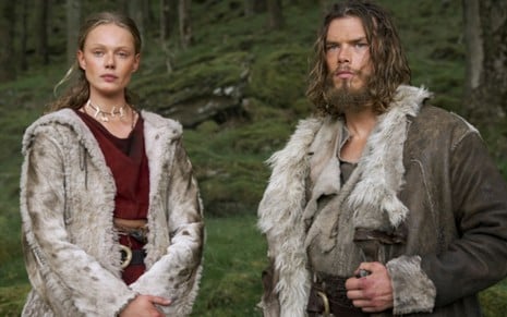 Frida Gustavsson e Sam Corlett em cena de Vikings: Valhalla