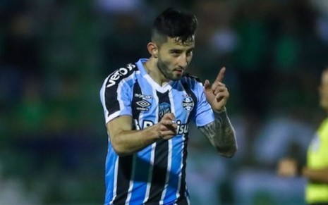 Villasanti, do Grêmio, veste uniforme listrado em branco, azul e preto em partida da equipe
