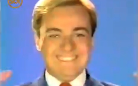 Gugu Liberato (1959-2019) em vinheta exibida no SBT em 1987; ele sorri em frente a fundo azul