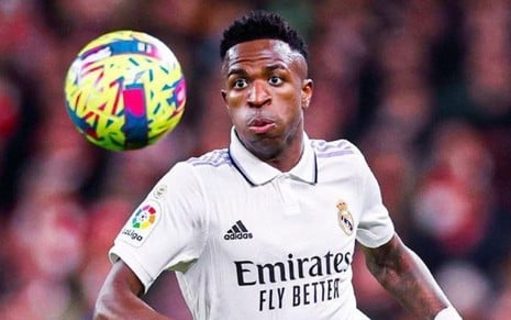 Vinícius Júnior, do Real Madrid, corre atrás da bola com uniforme branco