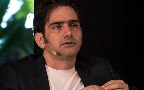 O diretor Vinicius Coimbra com expressão séria