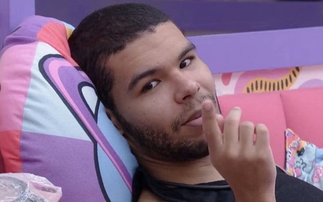 Vinicius Fernandes está deitado no quarto lollipop do BBB 22