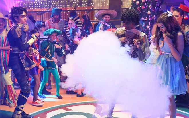 Patrick (Vinícius Pieri) solta bomba de fumaça em Romeu (Miguel Ângelo) e Julieta (Vittória Seixas)