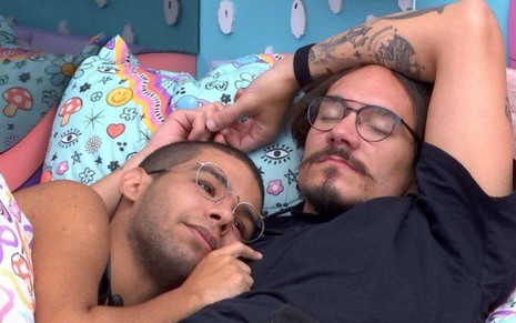 Vinicius Fernandes deita no peito de Eliezer Netto no quarto lollipop, no BBB 22