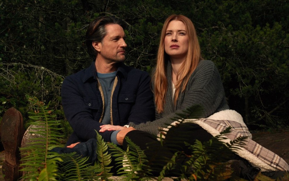 Martin Henderson e Alexandra Breckenridge sentados juntos em cena da 3ª temporada de Virgin River