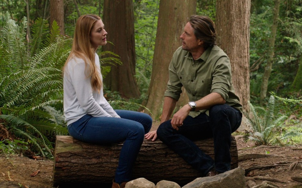 Alexandra Breckenridge e Martin Henderson conversam em cena da 3ª temporada de Virgin River
