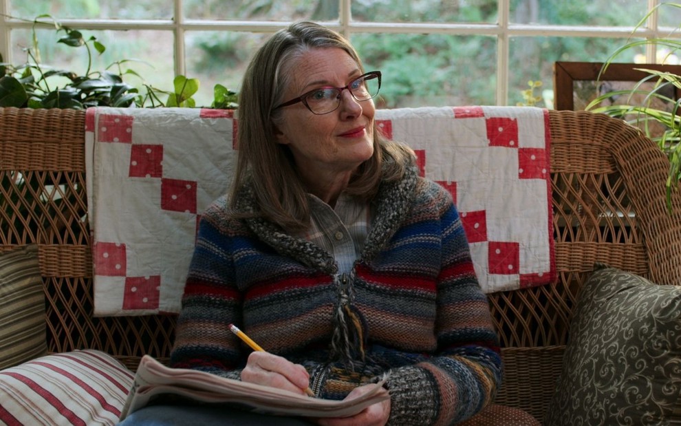 Annette O'Tootle escreve em um caderno em cena da segunda temporada de Virgin River