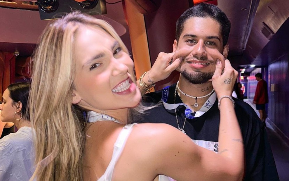 A influenciadora Virginia Fonseca força um sorriso no rosto de Zé Felipe