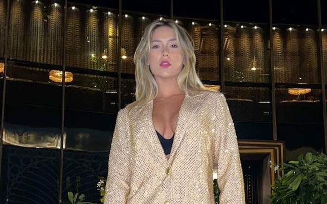 Imagem de Virginia Fonseca de blazer dourado